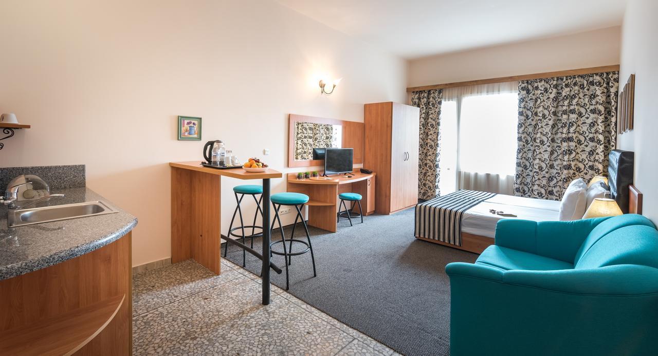 Lotus Family Hotel - Free Parking 써니비치 외부 사진